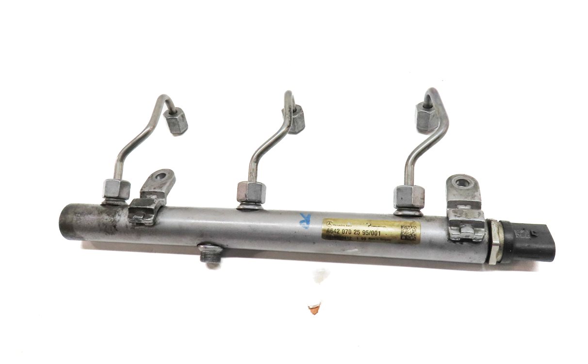 Thumbnail 6: 2009 MERCEDES ML320 (W164) 3.0L (OM642) ENGINE FRONT RIGHT FUEL RAIL w/ LINES