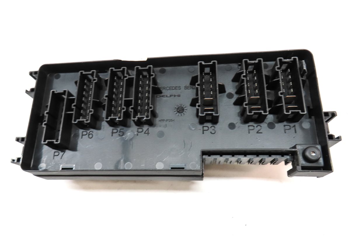 Thumbnail 4: 2009 MERCEDES ML320 (W164) 3.0L (OM642) REAR FUSE RELAY BOX PANEL