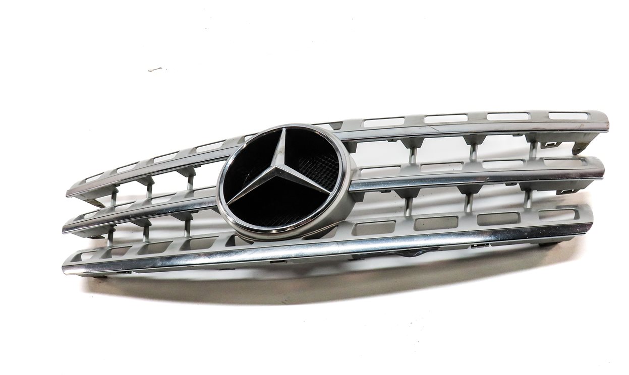 Thumbnail 2: 09-11 MERCEDES ML-CLASS (W164) FRONT UPPER CENTER HOOD VENT GRILLE TRIM (SILVER)