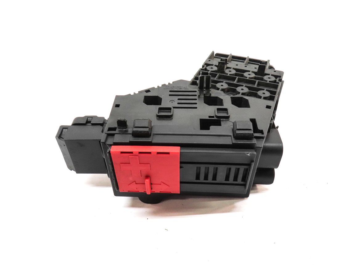 Thumbnail 2: 2013 MERCEDES ML550 (W166) 4.6L POSITIVE BATTERY TERMINAL JUNCTION BOX