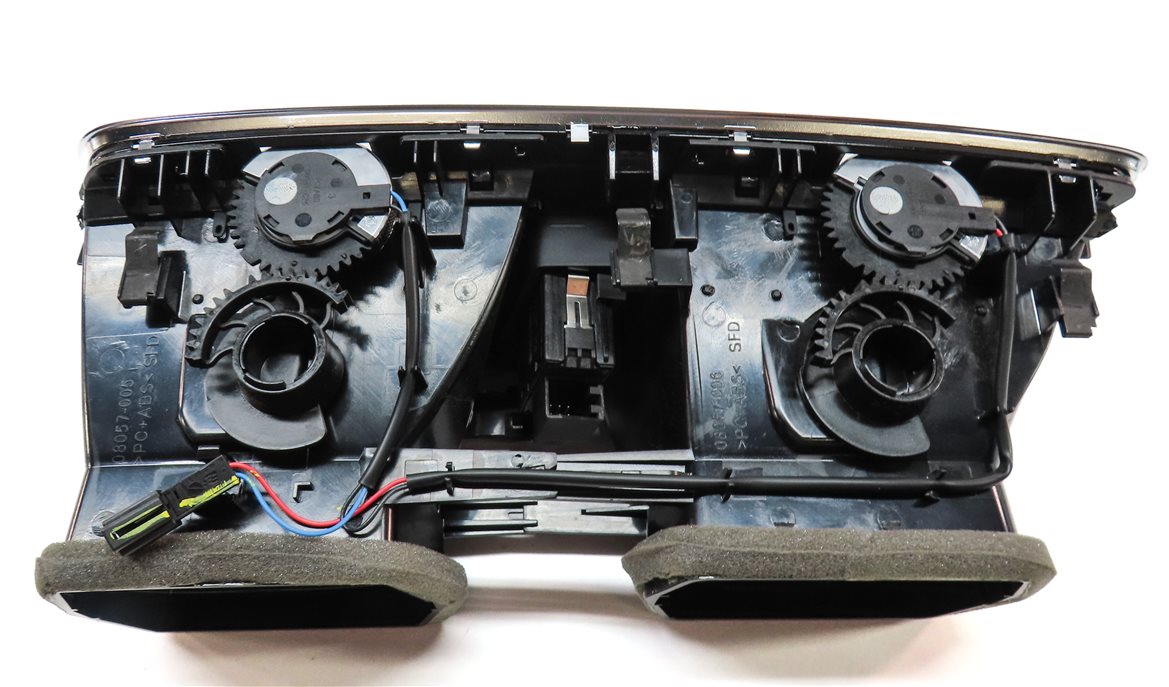 Thumbnail 5: 2016 AUDI Q3 (8U) FRONT CENTER DASH HEATER A/C AIR VENT w/ HAZARD SIGNAL SWITCH