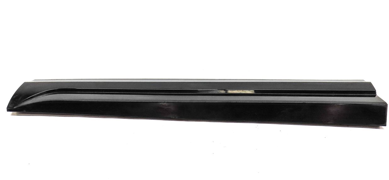 Thumbnail 4: 16-18 AUDI Q3 (8U) FRONT LEFT DRIVER LOWER DOOR RUNNER TRIM MOULDING (Black)