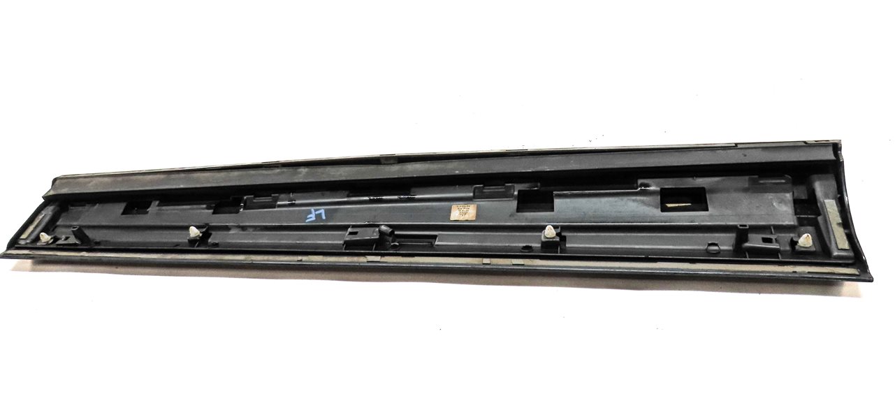 Thumbnail 5: 16-18 AUDI Q3 (8U) FRONT LEFT DRIVER LOWER DOOR RUNNER TRIM MOULDING (Black)