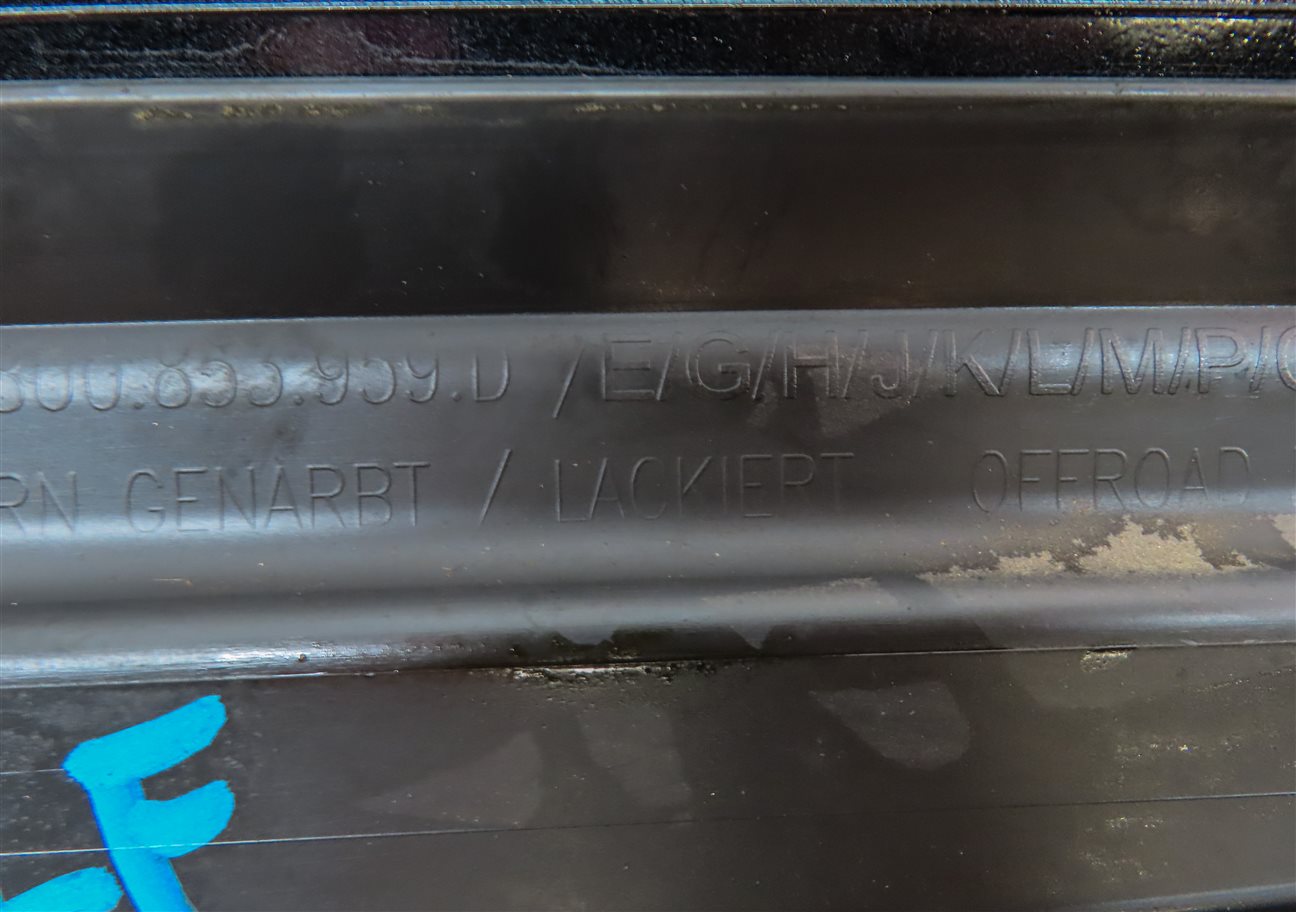 Thumbnail 6: 16-18 AUDI Q3 (8U) FRONT LEFT DRIVER LOWER DOOR RUNNER TRIM MOULDING (Black)