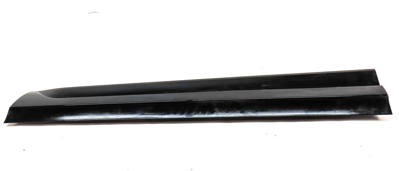 Thumbnail 2: 16-18 AUDI Q3 8U FRONT RIGHT PASSENGER LOWER DOOR TRIM MOULDING (Black)