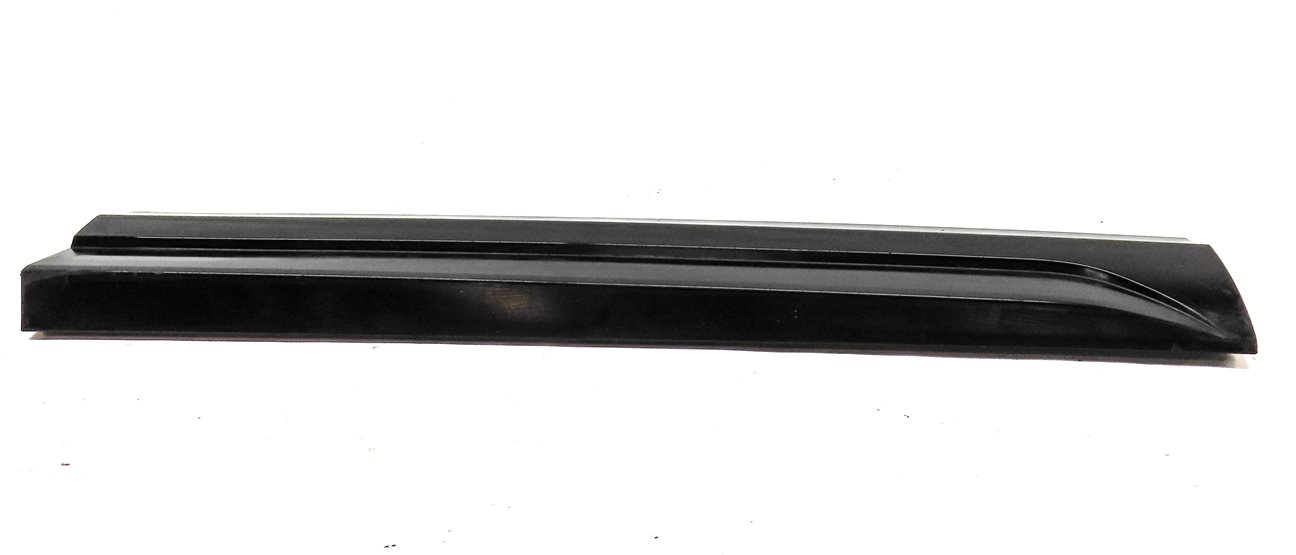 Thumbnail 4: 16-18 AUDI Q3 8U FRONT RIGHT PASSENGER LOWER DOOR TRIM MOULDING (Black)