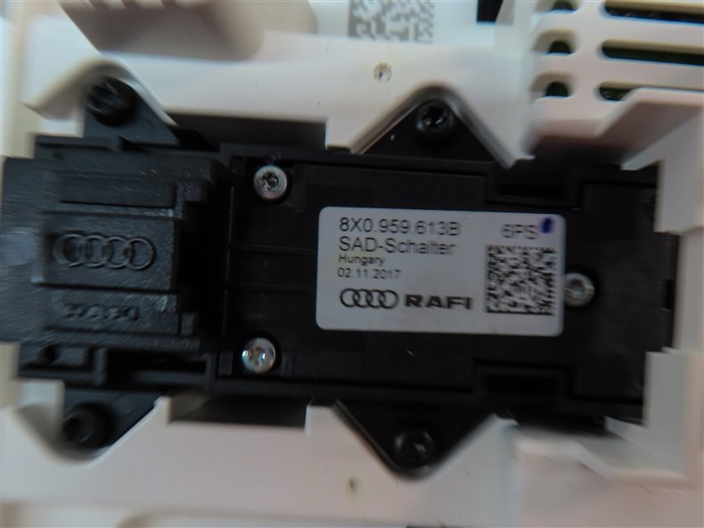 Thumbnail 7: 2018 AUDI A3 (8V) FRONT CENTER ROOF PRIMARY DOMELIGHT DOME LIGHT (BLACK)