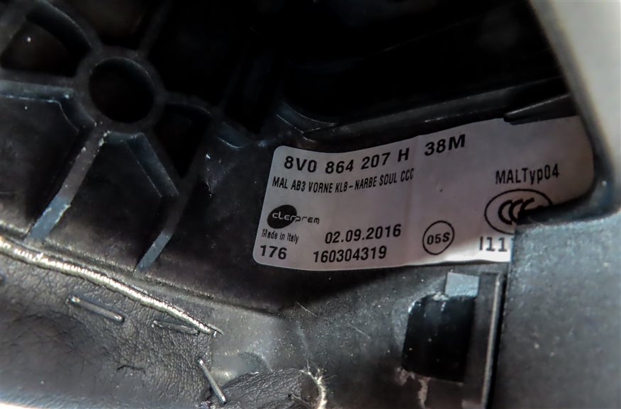 Thumbnail 8: 15-20 AUDI A3 S3 (8V) FRONT CENTER CONSOLE ARM REST LID (Black)
