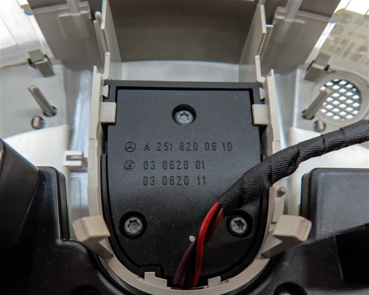 Thumbnail 8: 2006 MERCEDES ML350 (W164) FRONT INTERIOR DOMELIGHT LAMP w/SWITCHES (Gray)