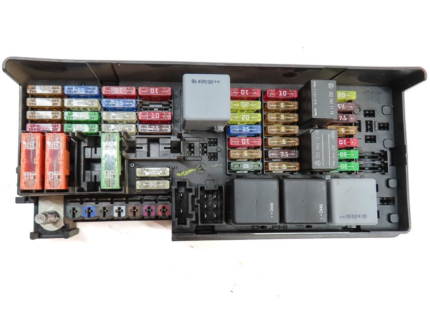 Thumbnail 4: 2006 MERCEDES ML350 (W164) 3.5L (272.967) REAR FUSE RELAY BOX PANEL MODULE
