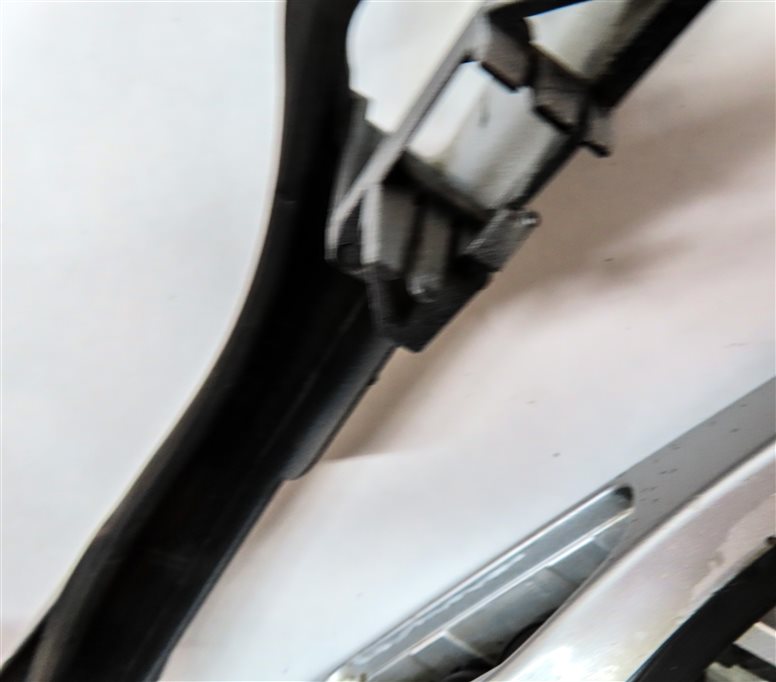 Thumbnail 17: 2003 BMW 325XIT WAGON (E46) FRONT LEFT & RIGHT LOWER HEADLIGHT LAMP TRIM SET/2