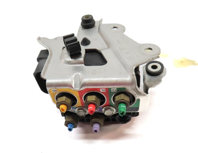 Thumbnail 4: 2008 PORSCHE CAYENNE (955) AIR SUSPENSION RELIEF VALVE BLOCK