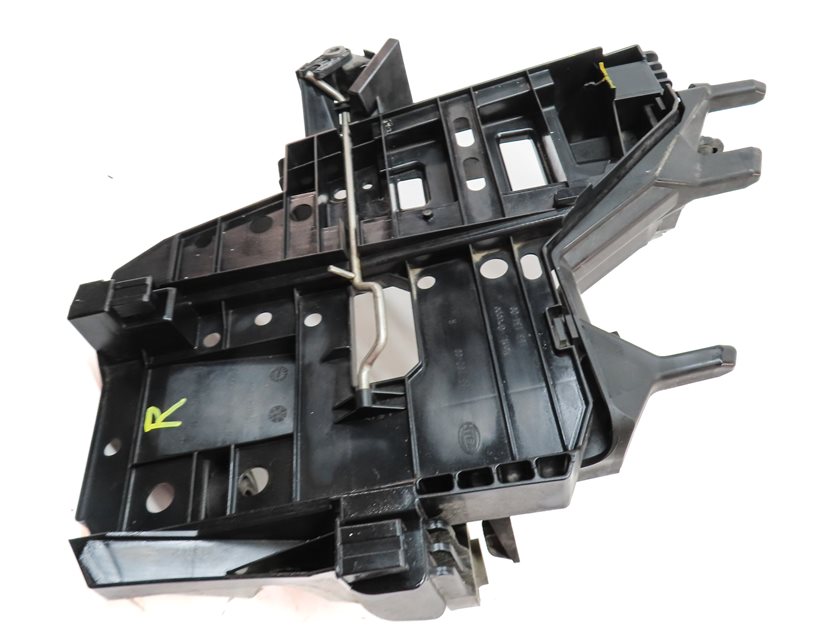 Thumbnail 6: 2008 PORSCHE CAYENNE (955) FRONT RIGHT PASSENGER HEADLIGHT LAMP MOUNT BRACKET