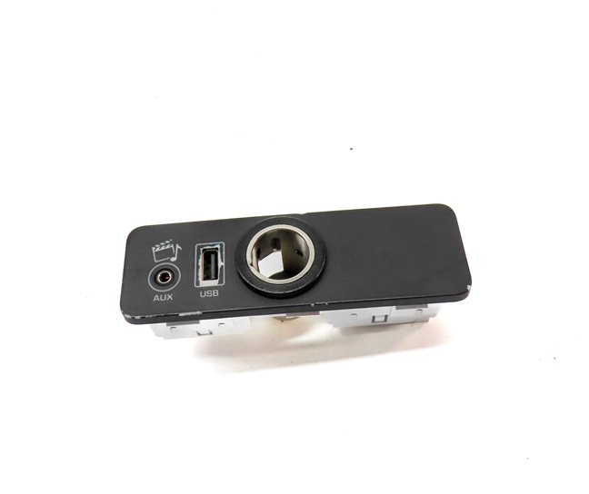 Thumbnail 2: 2015 RANGE ROVER EVOQUE (L538) AUX IN PORT w/ USB PLUG PANEL