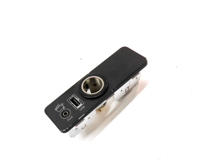 Thumbnail 3: 2015 RANGE ROVER EVOQUE (L538) AUX IN PORT w/ USB PLUG PANEL