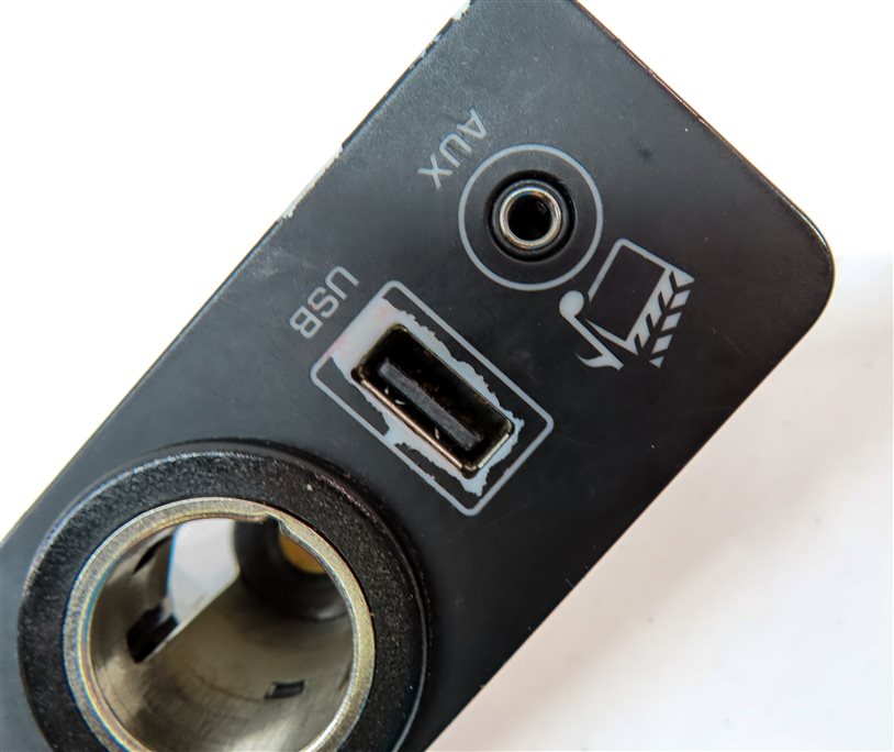 Thumbnail 6: 2015 RANGE ROVER EVOQUE (L538) AUX IN PORT w/ USB PLUG PANEL
