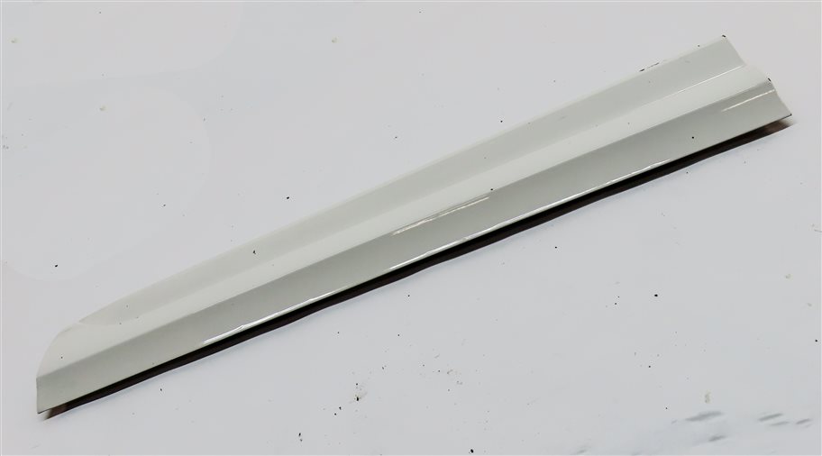 Thumbnail 3: 18 AUDI Q3 (8U) FRONT RIGHT PASSENGER LOWER EXTERIOR DOOR TRIM MOULDING (White)