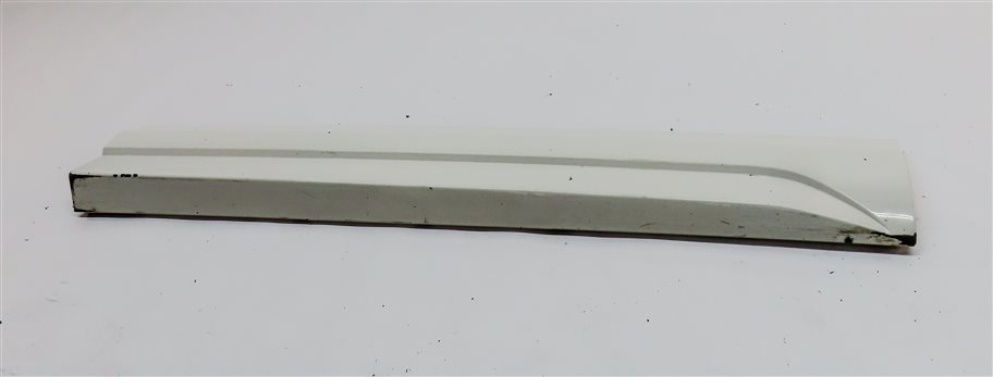 Thumbnail 4: 18 AUDI Q3 (8U) FRONT RIGHT PASSENGER LOWER EXTERIOR DOOR TRIM MOULDING (White)