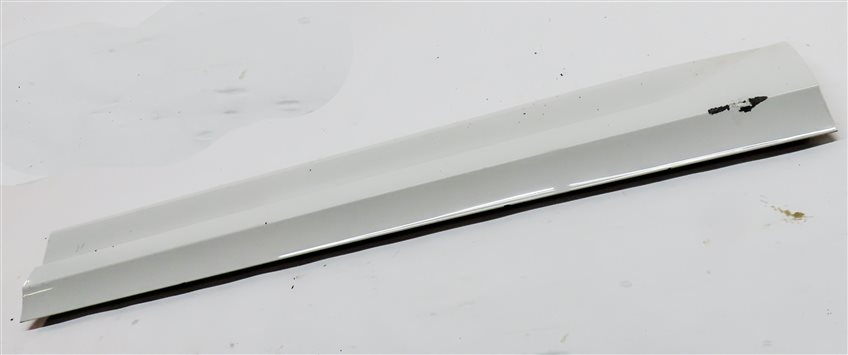 Thumbnail 2: 2018 AUDI Q3 (8U) FRONT LEFT DRIVER LOWER EXTERIOR DOOR TRIM MOULDING (White)