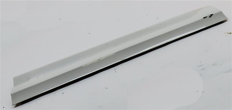 Thumbnail 3: 2018 AUDI Q3 (8U) FRONT LEFT DRIVER LOWER EXTERIOR DOOR TRIM MOULDING (White)