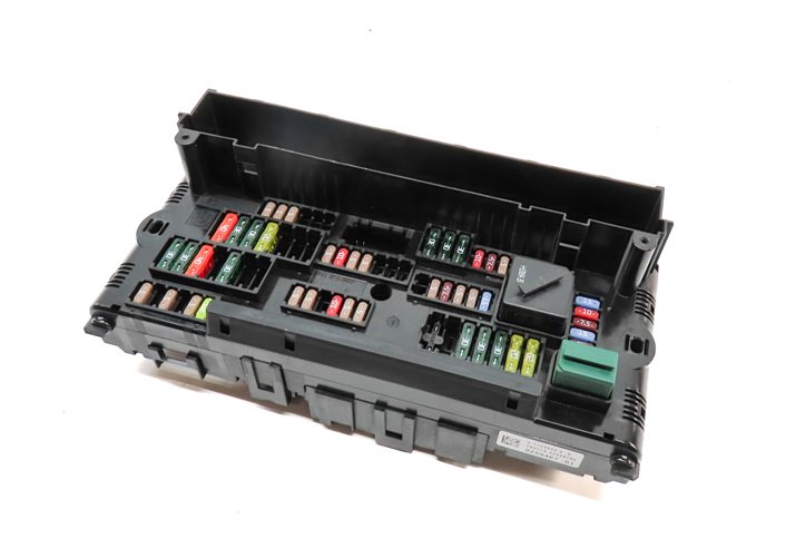 2014 BMW X3 (F25) 2.0L (N20) FRONT ENGINE POWER DISTRIBUITION FUSE RELAY BOX