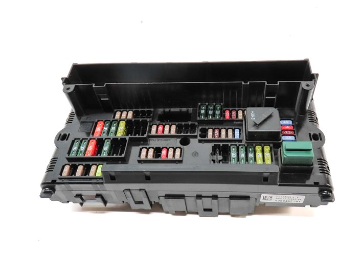 Thumbnail 2: 2014 BMW X3 (F25) 2.0L (N20) FRONT ENGINE POWER DISTRIBUITION FUSE RELAY BOX