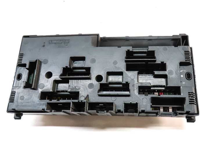 Thumbnail 4: 2014 BMW X3 (F25) 2.0L (N20) FRONT ENGINE POWER DISTRIBUITION FUSE RELAY BOX