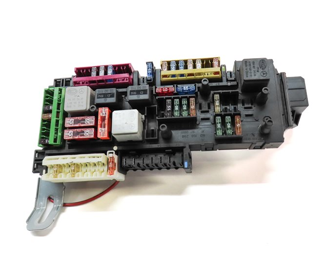 Thumbnail 2: 2012 MERCEDES E350 (W212) 3.0L DIESEL (OM642) ENGINE REAR SAM FUSE RELAY BOX