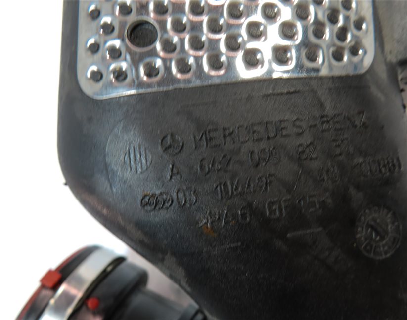 Thumbnail 7: 12 MERCEDES E350 (W212) 3.0L DIESEL (OM642) ENGINE AIR INTAKE PIPE w/MAF SENSORS