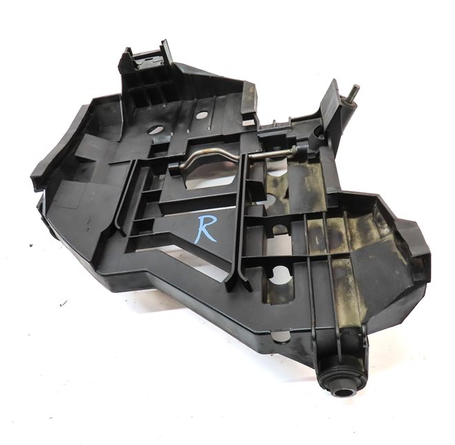 Thumbnail 2: 2004 PORSCHE CAYENNE (955) FRONT RIGHT PASSENGER HEADLIGHT LAMP MOUNT BRACKET