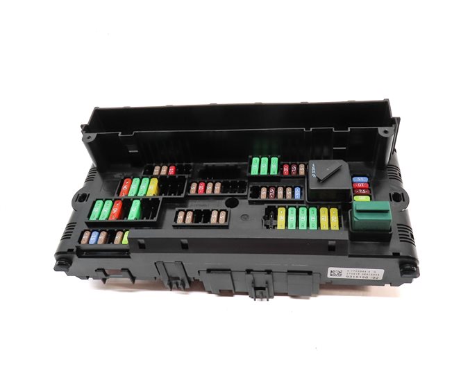 Thumbnail 2: 17 BMW X3 (F25) 2.0L (N20) ENGINE FRONT POWER DISTRIBUTION FUSE RELAY BOX PANEL