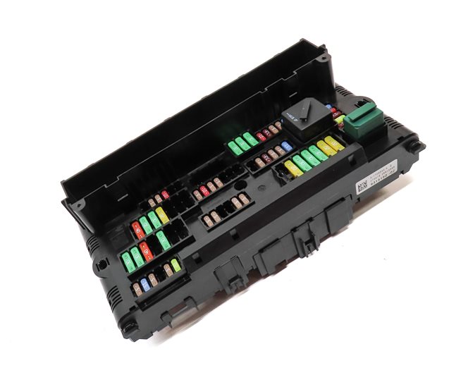 Thumbnail 3: 17 BMW X3 (F25) 2.0L (N20) ENGINE FRONT POWER DISTRIBUTION FUSE RELAY BOX PANEL