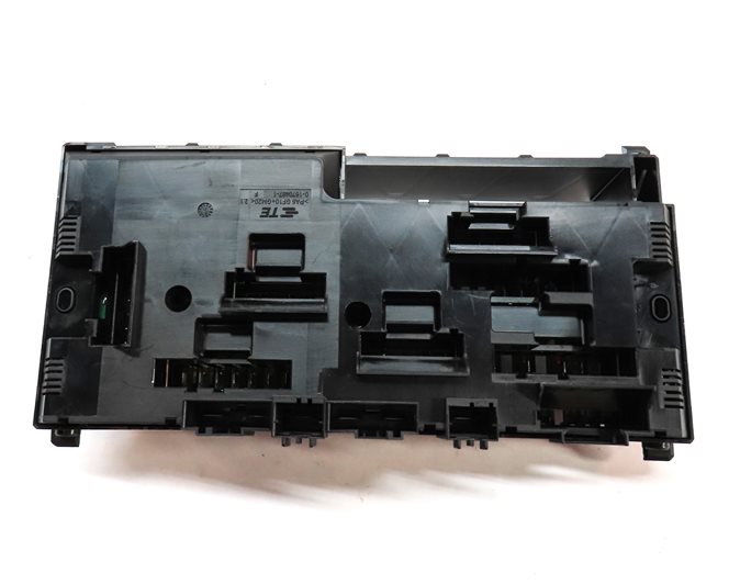 Thumbnail 4: 17 BMW X3 (F25) 2.0L (N20) ENGINE FRONT POWER DISTRIBUTION FUSE RELAY BOX PANEL