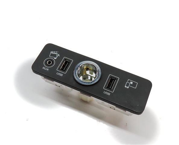 Thumbnail 1: 2016 RANGE ROVER SPORT (L494) AUX IN USB PORT 12V POWER SOCKET PANEL