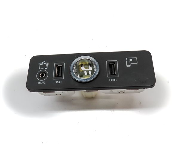 Thumbnail 2: 2016 RANGE ROVER SPORT (L494) AUX IN USB PORT 12V POWER SOCKET PANEL