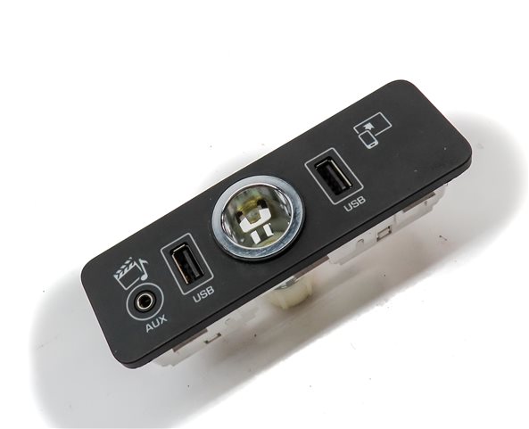 Thumbnail 3: 2016 RANGE ROVER SPORT (L494) AUX IN USB PORT 12V POWER SOCKET PANEL