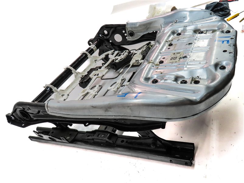 Thumbnail 4: 16-19 BMW X1 (F48) FRONT RIGHT STANDARD PASSENGER SEAT TRACK w/ ADJUST MOTORS