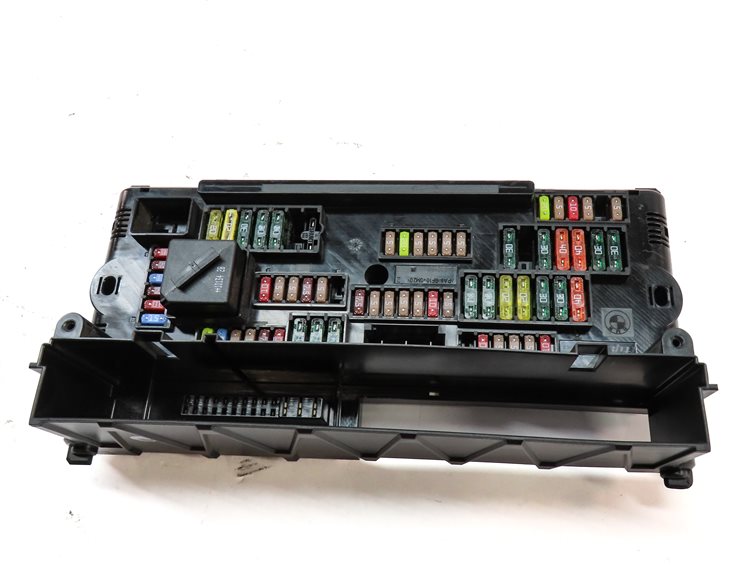 Thumbnail 4: 2010 BMW 535IGT (F07) 3.0L (N55) ENGINE FRONT POWER DISTRIBUTION FUSE PANEL BOX