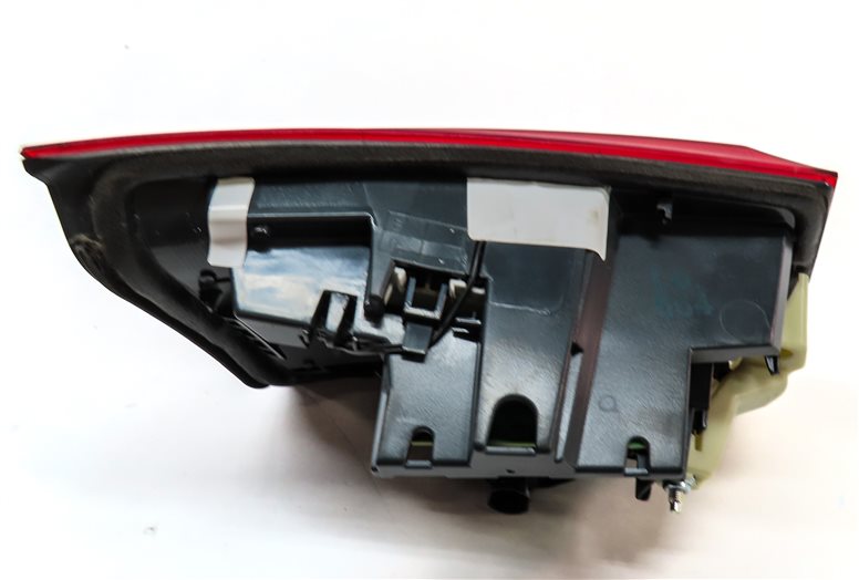 Thumbnail 9: 16-18 BMW 3-SERIES (F30) SEDAN REAR RIGHT INNER LED TAILLIGHT BRAKE LIGHT LAMP