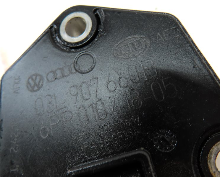 Thumbnail 6: 11 PORSCHE CAYENNE (958) 3.6L VR6 NON-TURBO ENGINE MOTOR OIL FLUID LEVEL SENSOR