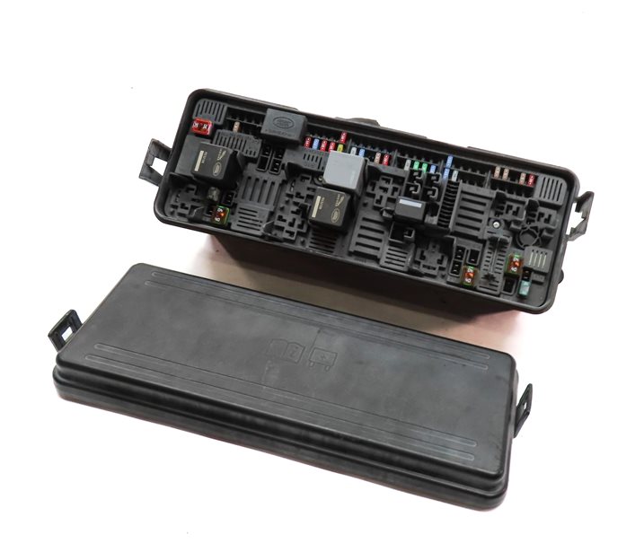 Thumbnail 1: 2016-2017 RANGE ROVER SPORT (L494) 3.0L DIESEL ENGINE BAY FUSE RELAY BOX