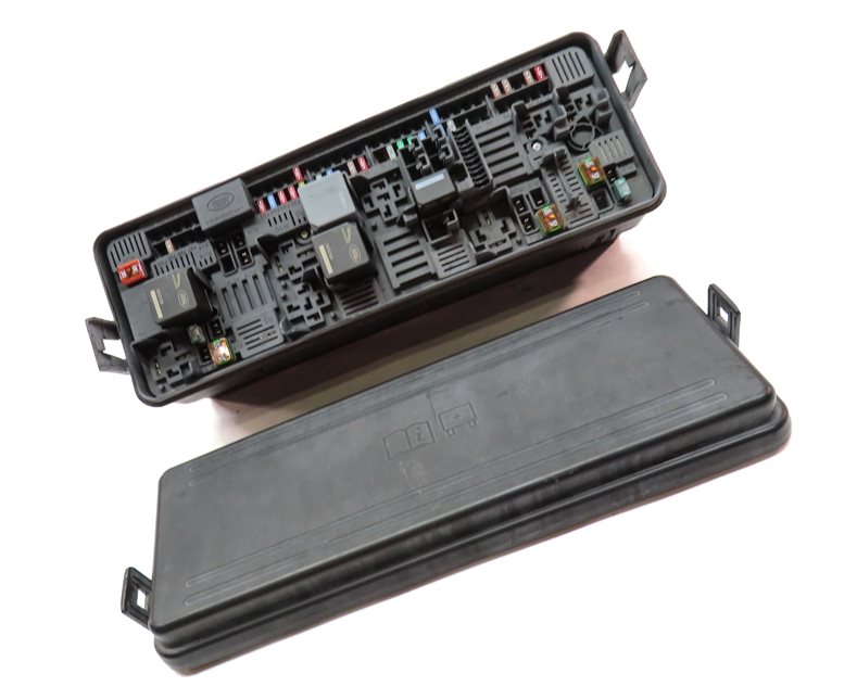 Thumbnail 3: 2016-2017 RANGE ROVER SPORT (L494) 3.0L DIESEL ENGINE BAY FUSE RELAY BOX