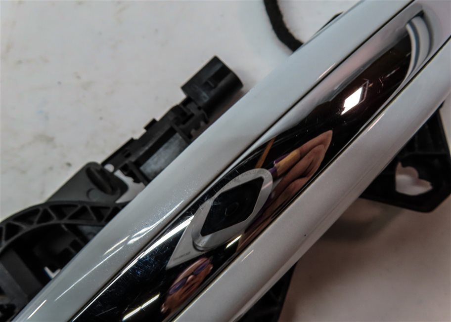 Thumbnail 8: 2007-2015 AUDI Q7 (4L) REAR RIGHT KEYLESS ENTRY DOOR HANDLE (White)