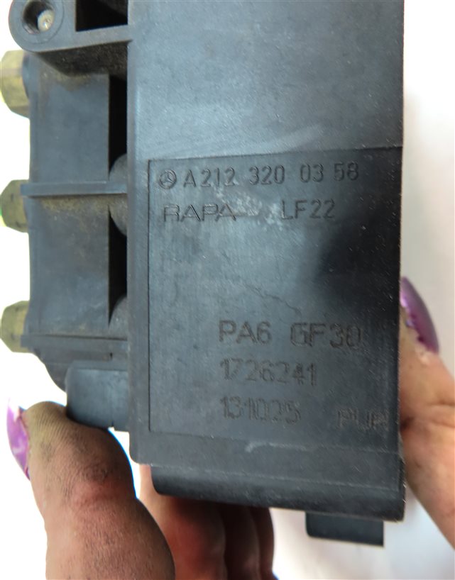 Thumbnail 6: 2014 MERCEDES GL450 (X166) AIR SUSPENSION COMPRESSOR DISTRIBUTION VALVE BLOCK