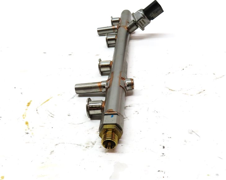 Thumbnail 5: 2019 AUDI Q5 (FY 80A) 2.0L (DJYA) ENGINE MOTOR FUEL RAIL w/ PRESSURE SENSOR
