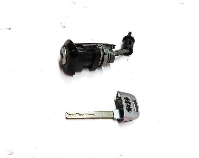 Thumbnail 3: 2019 AUDI Q5 (FY 80A) FRONT LEFT DRIVER DOOR HANDLE LOCK CYLINDER w/ KEY