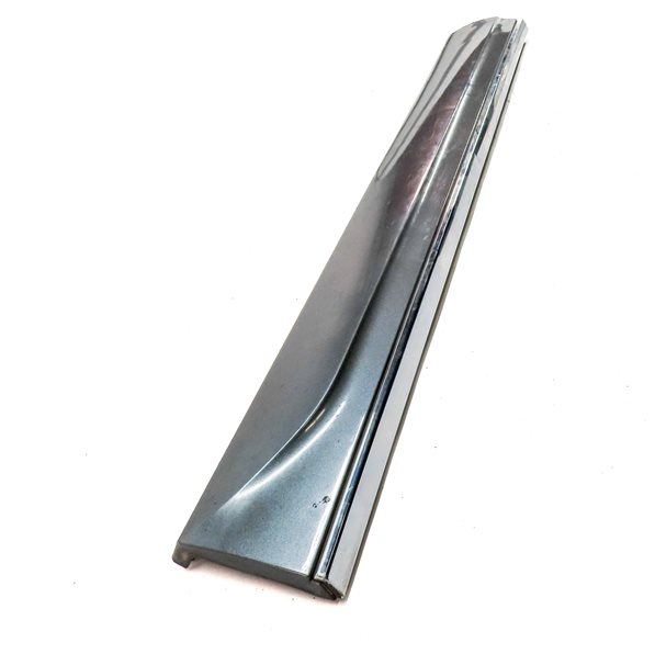 Thumbnail 4: 13-17 AUDI Q5 B8 8R FRONT RIGHT PASSENGER LOWER DOOR MOULDING TRIM PANEL (Gray)