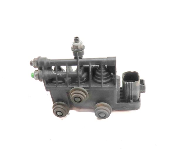 Thumbnail 2: 2010 LAND ROVER LR4 (L319) REAR AIR RIDE SUSPENSION RELIEF VALVE BLOCK
