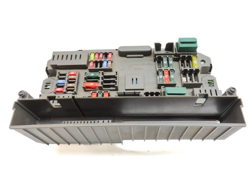 Thumbnail 3: 2012 BMW X5 (E70) 3.0L DIESEL (M57Y) FRONT POWER DISTRIBUTION FUSE RELAY BOX