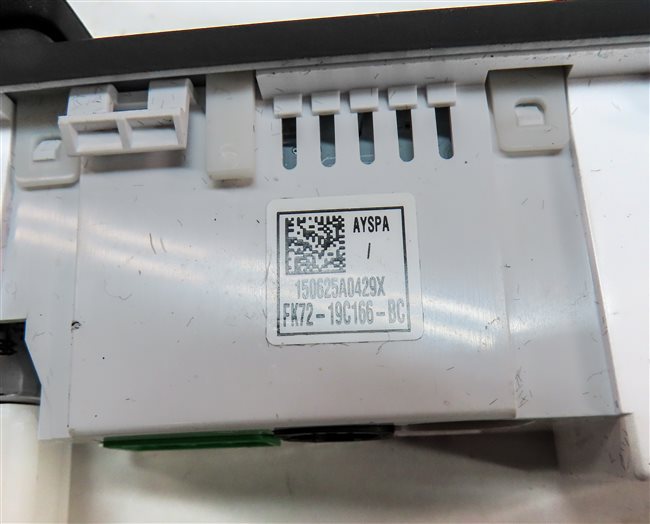 Thumbnail 7: 2016 LAND ROVER DISCOVERY SPORT (L550) FRONT CENTER CONSOLE AUX IN PORT PANEL
